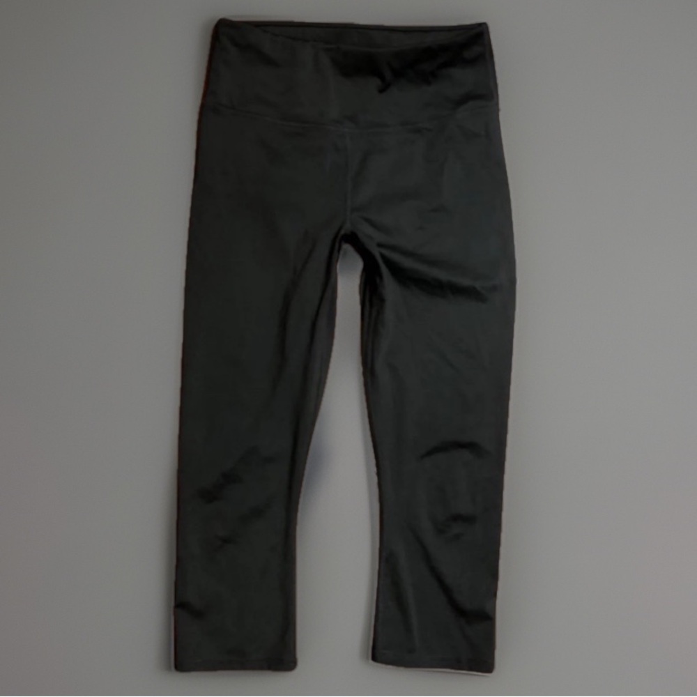 Fabletics LIKE NEW Black Cropped Workout Gym Outting Leggings Women's XS/S
